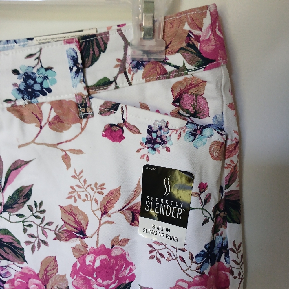 St. Johns Bay Womens Capri Floral Print Size 14 Color White/Pink/Blue - Picture 3 of 11